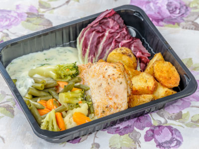 Filet z kurczaka w sosie koperkowym z warzywami i ziemniakami op