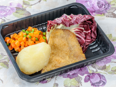Kotlet drobiowy z ziemniakami i marchewką z groszkiem