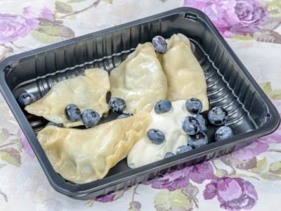 Pierogi z serem, śmietaną i jagodami