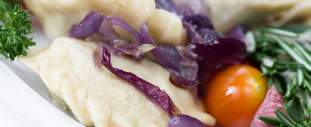 Pierogi z soczewicą i boczkiem z duszoną czerwoną cebulą