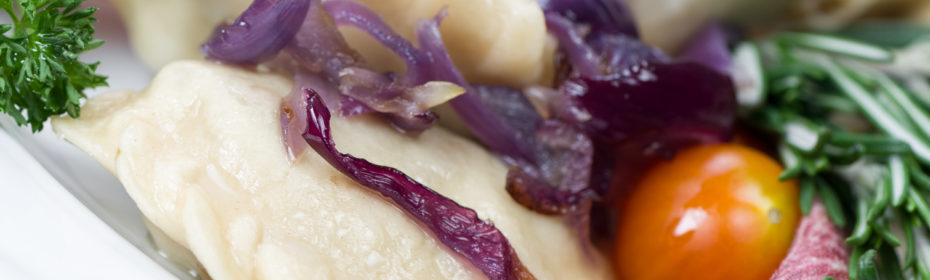 Pierogi z soczewicą i boczkiem z duszoną czerwoną cebulą