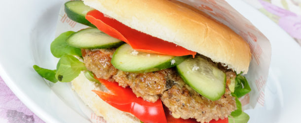 Hamburger z kotletem wołowym i warzywami