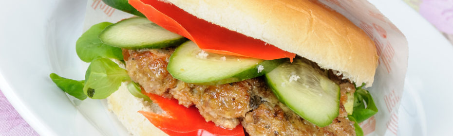 Hamburger z kotletem wołowym i warzywami