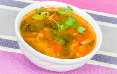 Zupa warzywna z kolendrą i pomidorami