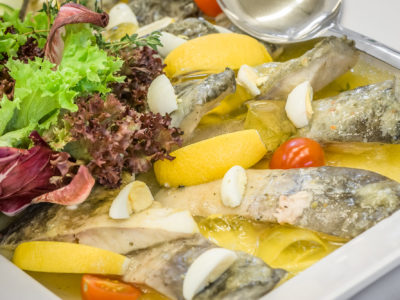 Karp w galarecie z jajem przepiórczym