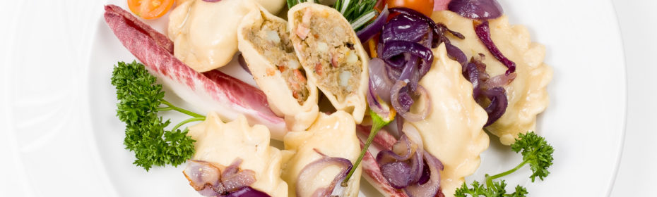 Pierogi z soczewicą i boczkiem z duszoną czerwoną cebulą